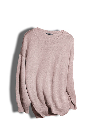 розовый Трикотажный удлиненный джемпер из вискозы с люрексом. Модель свободного силуэта со спущенной линией плеча и круглым вырезом горловины. Края изделия в рубчик. 