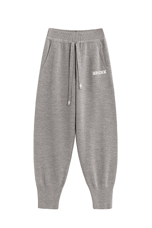 бежевый Трикотажные брюки из шерсти с добавлением акрила. Модель выполнена в спортивном стиле, с широким эластичным поясом на кулиске, боковыми карманами и широкими манжетами на резинке. Изделие декорировано брендированным жаккардом на штанине.