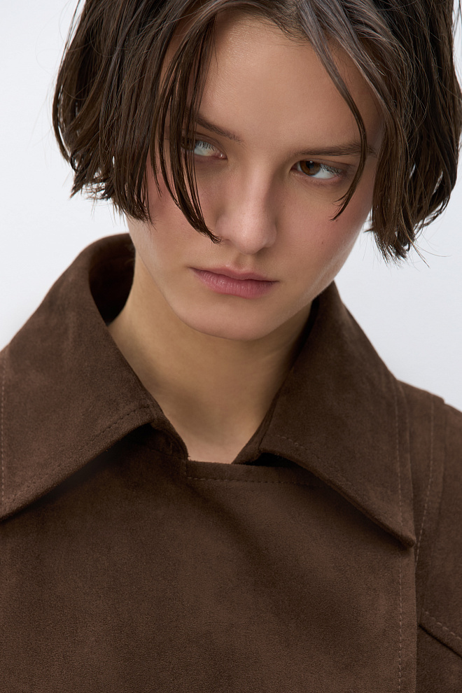 Двубортный короткий тренч под замшу