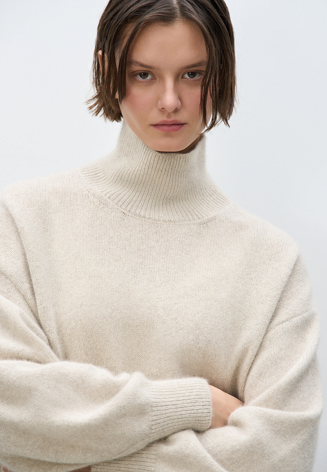 Джемпер из пуха лисы с высоким воротом