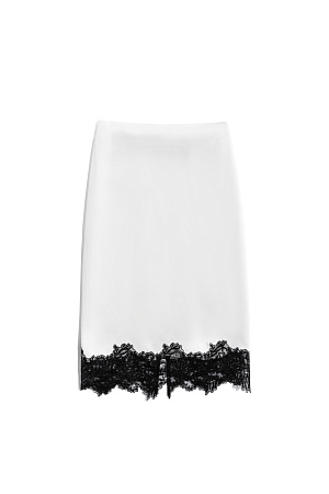 белый Юбка длины миди из атласной вискозы. Подол изделия декорирован тонким кружевом контрастного цвета. Застежка на потайную молнию.