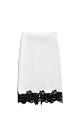 Юбка длины миди из атласной вискозы. Подол изделия декорирован тонким кружевом контрастного цвета. Застежка на потайную молнию.