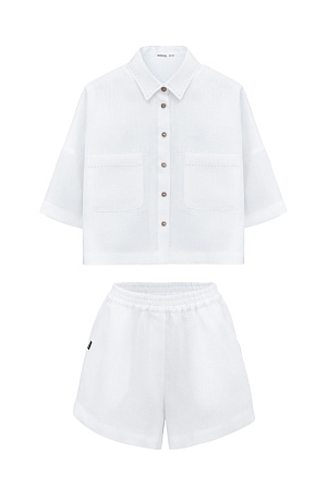 белый Комплект из 100% льна. Укороченная рубашка с отложным воротником, накладными карманами и спущенной линией плеч. Короткие шорты прямого кроя с боковыми карманами и эластичным поясом на резинке.
