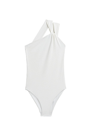 молочный Слитный купальник с асимметричным верхом. Модель выполнена из текстурного материала.