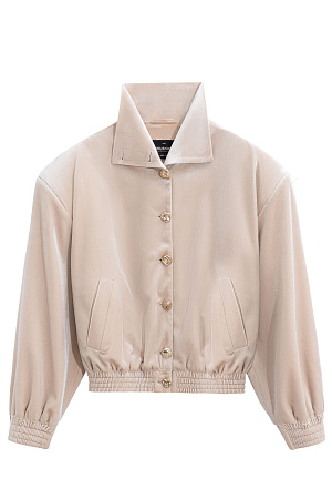 бежевый Бархатный бомбер с воротником-стойкой. Модель свободного кроя со спущенной линией плеч и боковыми карманами. Манжеты рукавов и низ изделия выполнены на резинке. Застежка на акцентные пуговицы.