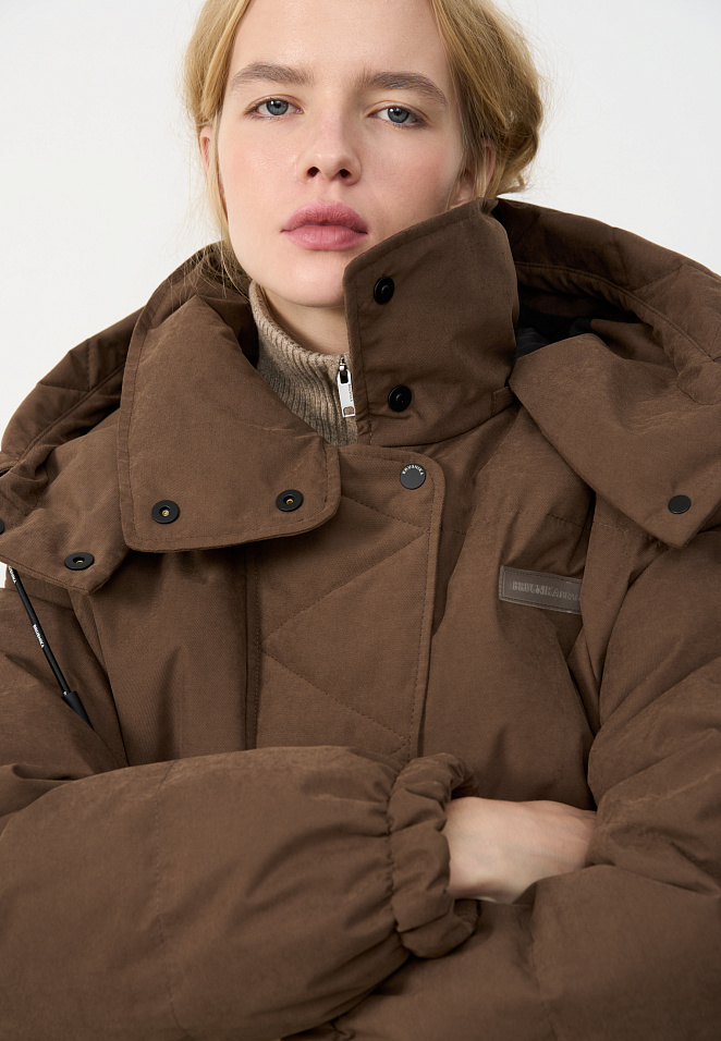 Утепленный пуховик с воротником-стойкой и капюшоном на молнии