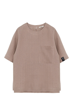 бежевый Широкая футболка из 100% льна. Модель прямого кроя, со спущенной линией плеча, круглым вырезом горловины и асимметричным низом с разрезами по бокам. Изделие декорировано накладным карманом на груди и брендированным ярлыком на рукаве. Застежка на пуговицу сзади.