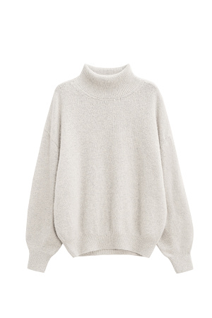 бежевый Трикотажный джемпер из пуха лисы. Модель свободного силуэта с высоким воротом, спущенной линией плеч и широкими рукавами с манжетами на резинке.