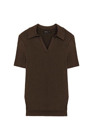 коричневый Трикотажная футболка в широкий рубчик с удлиненной спинкой и боковыми разрезами. Модель с отложным воротником и V-образным вырезом. 