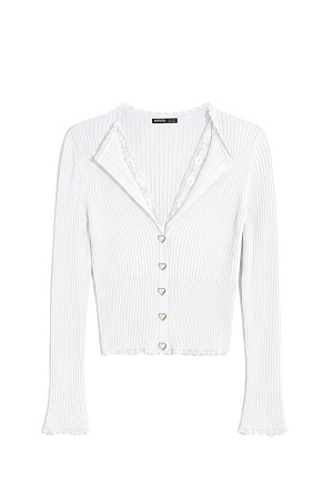 белый Трикотажный кардиган из вискозы в рубчик. <br />
Модель приталенного силуэта с отложным воротником, длинными рукавами с расклешенными манжетами, вывязанными&nbsp;&nbsp;рюшами и вставкой из кружева.