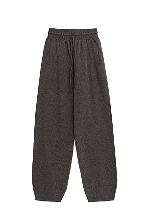 коричневый Трикотажные брюки из шерсти с добавлением кашемира. Модель свободного силуэта с эластичным поясом на кулиске и боковыми карманами. Манжеты брюк выполнены в рубчик. 