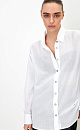 Классическая рубашка из тонкого хлопка. Отложной воротник, длинные рукава с манжетами на пуговица. Застежка на пуговицы.