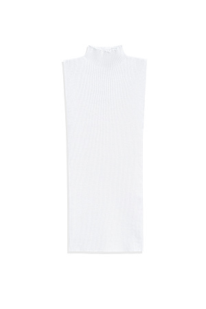 белый Трикотажный топ из вискозы. Модель приталенного силуэта, без рукавов и невысоким воротником-стойкой. 