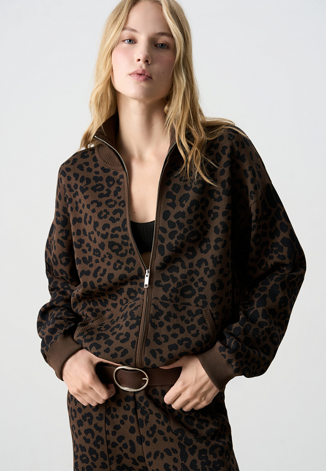 Бомбер с анималистичным принтом
