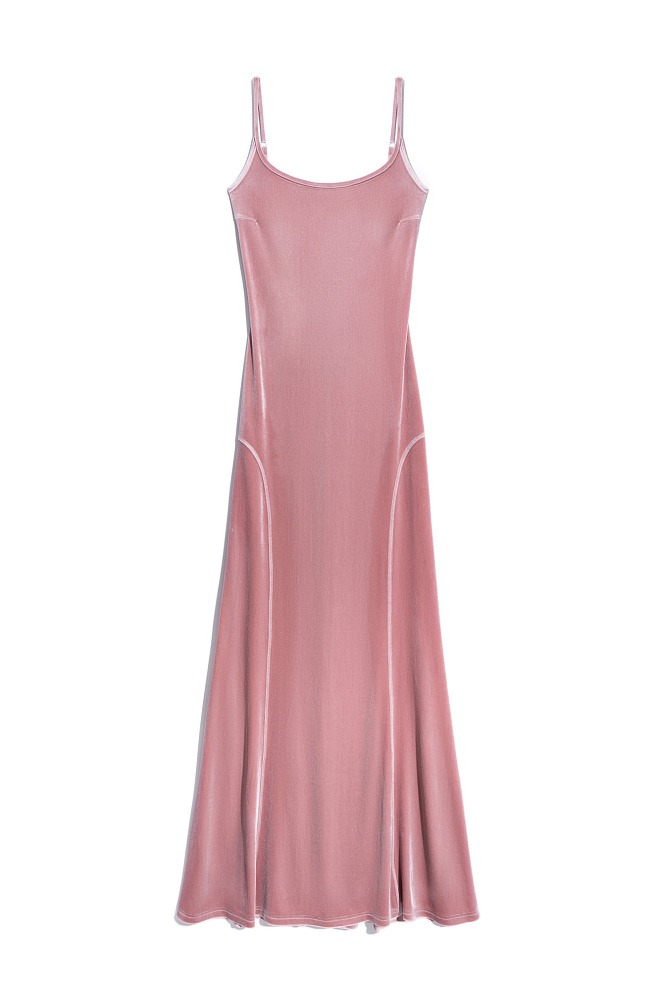 Бархатное платье с глубоким вырезом на спине