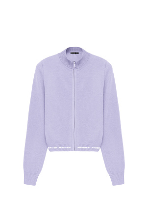 сиреневый Укороченный бомбер из вискозы с длинным рукавом. Воротник, манжеты рукавов и низ изделия выполнены в рубчик. Застежка на молнию.