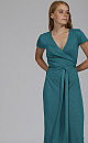 Лёгкое трикотажное платье станет прекрасным спутником летних дней. V-образный вырез идеально подходит для объёмных аксессуаров, а асимметричный край юбки добавляет образу элегантности.