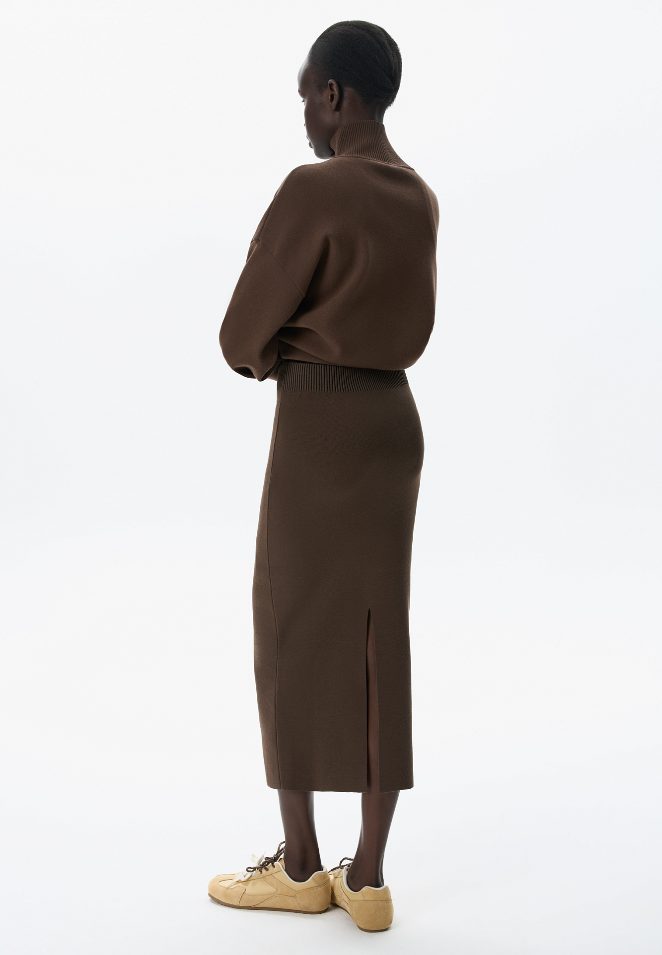 Трикотажная юбка из мягкой вискозы с разрезом сзади и поясом из эластичной ленты в рубчик.