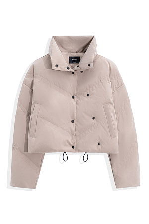 бежевый Пуховик с воротником-стойкой, съемным капюшоном и графичной стежкой с двойной отстрочкой. Модель имеет два варианта застежки на металлические кнопки. Низ изделия выполнен на кулиске.