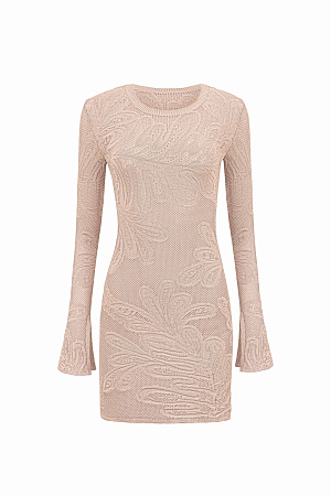 бежевый Трикотажное платье длины мини из органического хлопка. Модель приталенного силуэта, с длинными расклешенными рукавами разрезами на манжетах и круглым вырезом горловины. <br />
Изделие декорировано объемным растительным орнаментом. Органический хлопок - более экологичная и безопасная альтернатива обычному хлопку, выращенная без использования химикатов. 