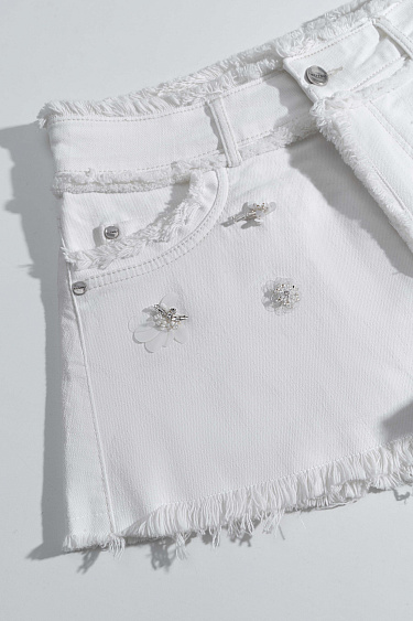 Джинсовые шорты с бахромой и пайетками