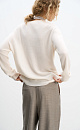 Трикотажный джемпер из 100% кашемира. Модель свободного силуэта со спущенной линией плеча и круглым вырезом горловины. Края изделия выполнены в рубчик.