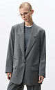 Классический жакет с накладными карманами, подплечниками, разрезами по бокам и удлиненной спинкой. Длинные рукава на манжетах без пуговиц. Застежка на пуговицу.