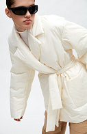 Утепленная куртка-жакет с поясом и накладными карманами молочный M