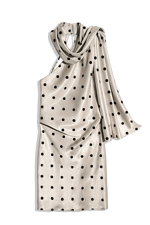 молочный Атласное платье длины мини в горох. Модель по фигуре с вырезом халтер, застежкой на шее на пуговицы, открытой спинкой и тонкими регулируемыми бретельками. Изделие декорировано длинным шарфом.