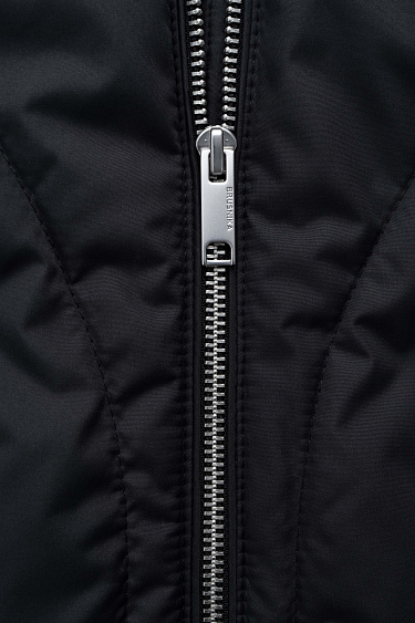 Жилет с капюшоном на синтепоне