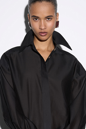 черный Рубашка из шелка с добавлением хлопка. Модель прямого кроя с длинными рукавами с манжетами, классическим отложным воротником, увеличенными плечами и завязкой на спинке. Застежка на пуговицы под планкой.