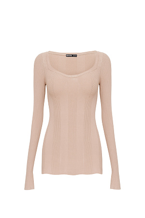 бежевый Трикотажный джемпер из поливискозы. Модель приталенного силуэта с квадратным вырезом на груди.