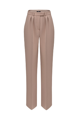 бежевый Брюки-бананы выполненные из поливискозы. Модель со средней посадкой, защипами на талии, шлевками на поясе для ремня и боковыми карманами. Застежка на молнию, крючок и внутреннюю пуговицу.