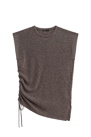 коричневый Трикотажный меланжевый жилет из мягкой шерсти с добавлением шелка и вискозы. Модель прямого силуэта без рукавов, круглый вырез, кулиска и разрез сбоку. Можно дополнить брюками из такой же пряжи.