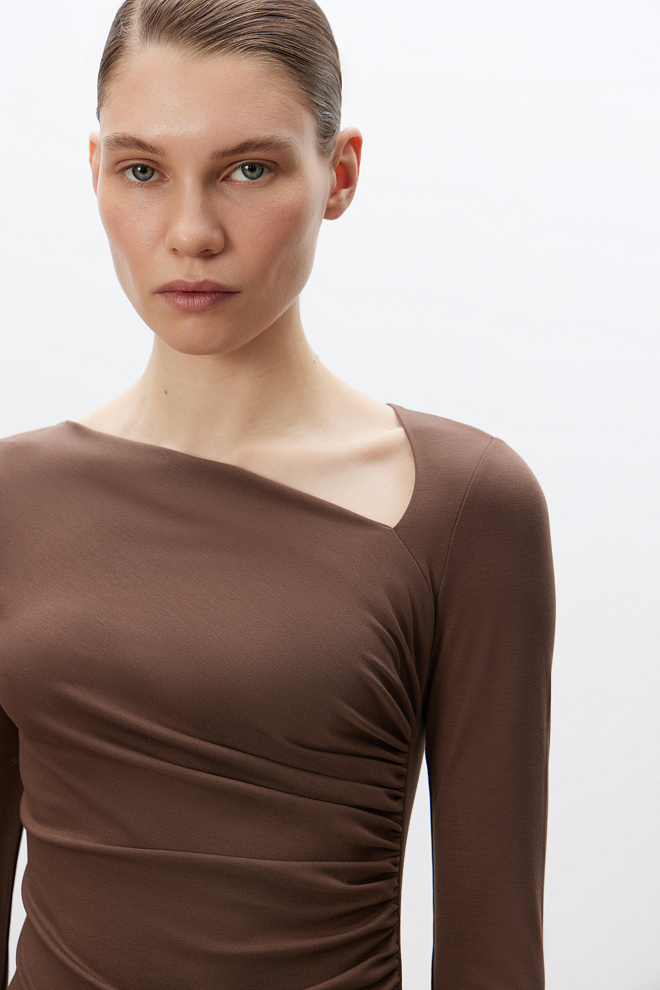 Лонгслив с асимметричным вырезом