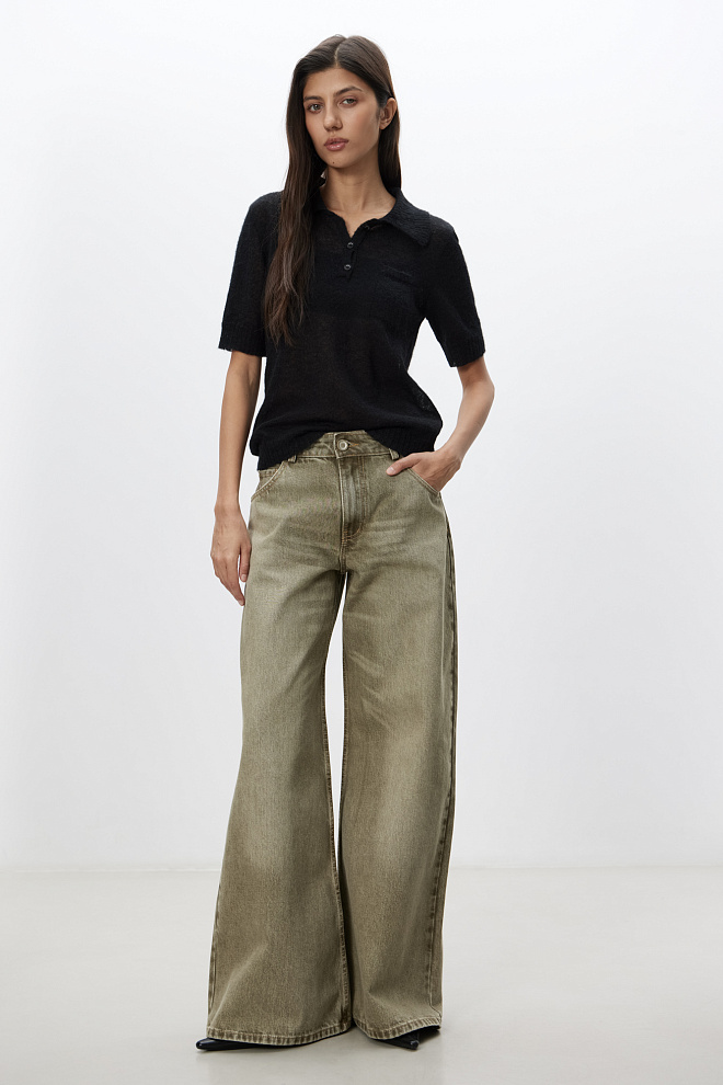 Прямые джинсы с небольшим расклешением