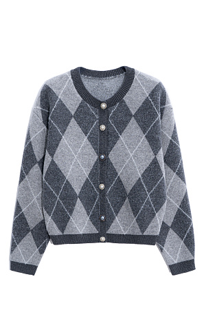 серый Трикотажный кардиган с узором аргайл из шерсти с добавлением кашемира. Модель свободного силуэта со спущенной линией плеч, круглым вырезом горловины и застежкой на крупные пуговицы. Края изделия выполнены в рубчик.