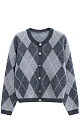 Трикотажный кардиган с узором аргайл из шерсти с добавлением кашемира. Модель свободного силуэта со спущенной линией плеч, круглым вырезом горловины и застежкой на крупные пуговицы. Края изделия выполнены в рубчик.