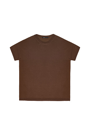 коричневый Цельновязаная футболка из 100% вискозы. Модель свободного силуэта, со спущенной линией плеча и круглым вырезом горловины. Края изделия выполнены в рубчик.