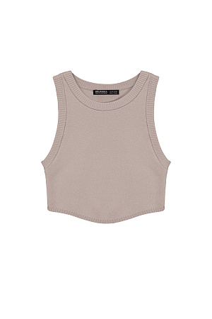 бежевый Трикотажный кроп-топ из поливискозы с круглым вырезом горловины и неровным низом. Края изделия выполнены в рубчик.