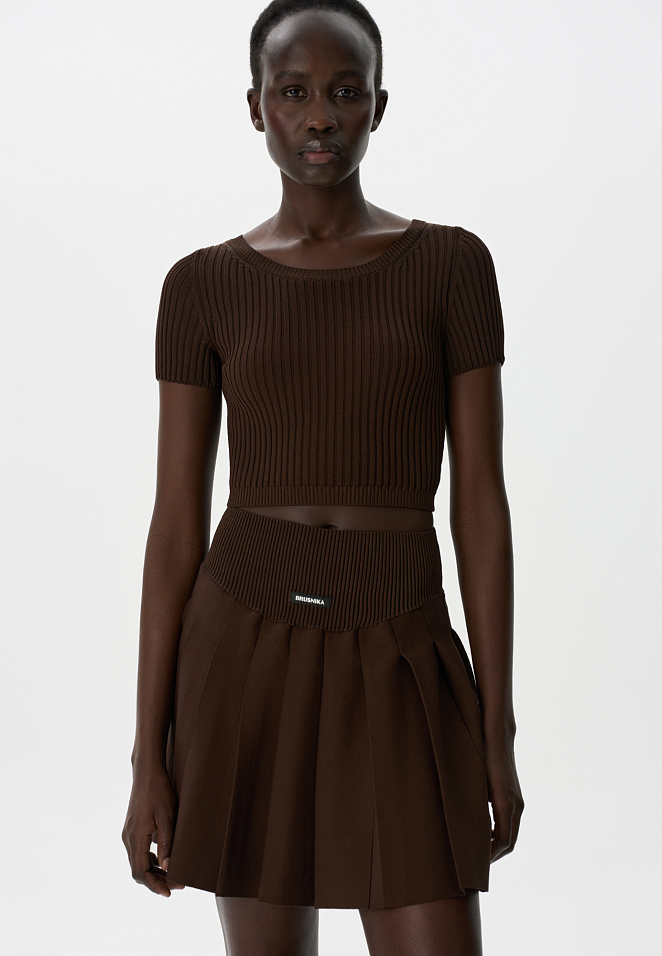 Короткий трикотажный топ в рубчик