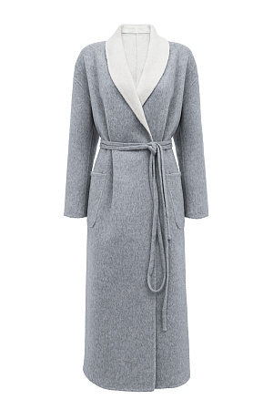 серый Пальто-халат из двусторонней ткани. В составе 80% шерсти с добавлением 10% ангоры и 10% шелка. Отложной воротник, накладные карманы и тонкий ремень в тон основной ткани. При пошиве этого изделия была использована технология double face, благодаря которой внутренняя сторона выглядит также аккуратно, как и внешняя.