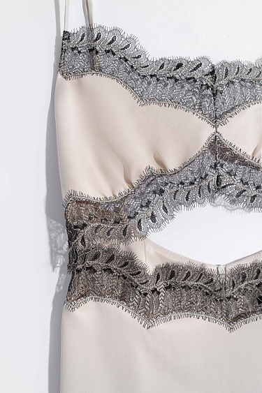 Атласное платье макси с кружевом