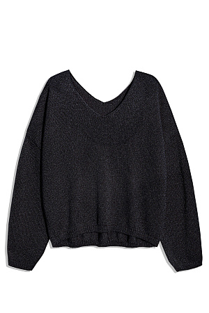 черный Джемпер из вискозы с добавлением люрекса. Модель свободного силуэта, со спущенной линией плеч и V-образным вырезом. Манжеты рукавов и низ изделия выполнены в рубчик.  