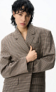 Однобортный жакет в клетку виши из шерсти. Модель прямого кроя с узкими лацканами, подплечниками, боковыми карманами с клапанами и карманом на груди. Изделие выполнено на подкладке. Дополнить образ можно юбкой или брюками.