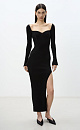 Трикотажное платье из вискозы длины миди. Модель приталенного силуэта, с длинным рукавом, глубоким вывязанным декольте с вытачками и разрезом сбоку.