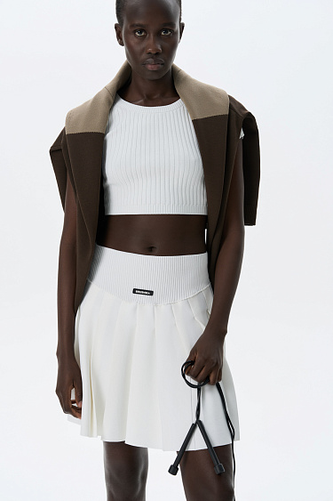 Короткий трикотажный топ в рубчик