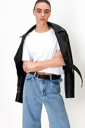 белый Укороченная футболка из 100% хлопка со спущенным рукавом и брендированным ярлыком снизу.