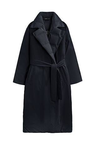 черный Двустороннее утепленное пальто на запах. Модель прямого кроя с широкими лацканами. С одной из сторон изделие декорировано геометрической стежкой и брендированным тиснением, обратная сторона выполнена из гладкой ткани. <br />
Шлевки на талии и глубокие врезные карманы находятся на обеих сторонах. Широкий пояс в комплекте.