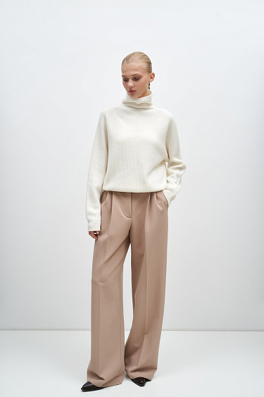 Трикотажный джемпер с воротником-стойкой 